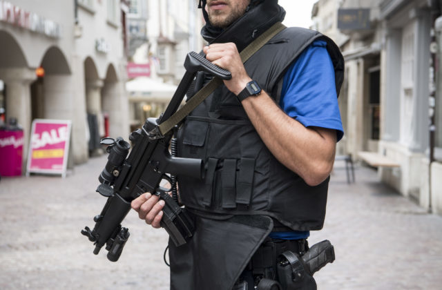 354937_svajciarsko policia 640x420.jpg