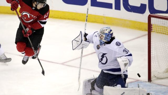 355721_peter budaj nico hischier 640x420.jpg