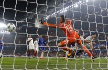 355853_thibaut courtois edin dzeko 640x420.jpg