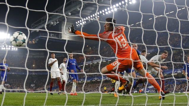 355853_thibaut courtois edin dzeko 640x420.jpg