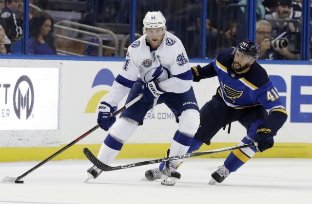 356303_blues_lightning_hockey_12518 d246d326c4434e08bda707b6f2ebd1df 640x420.jpg