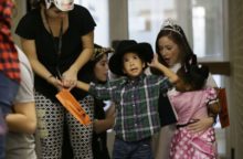 356731_autism_trick or treating 99327068831a4ae5a0e7a55698d336d1 640x420.jpg