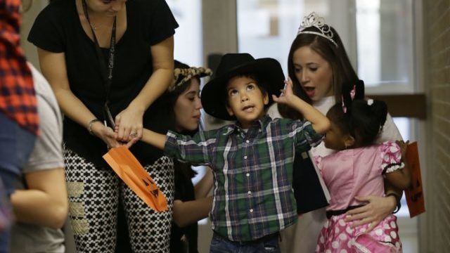 356731_autism_trick or treating 99327068831a4ae5a0e7a55698d336d1 640x420.jpg