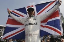 356875_lewis hamilton 7 640x420.jpg