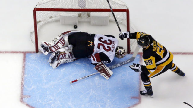 357754_coyotes_penguins_hockey_14100 6d11dd267a5a4fb2b5bd623fedf33dc9 676x532.jpg