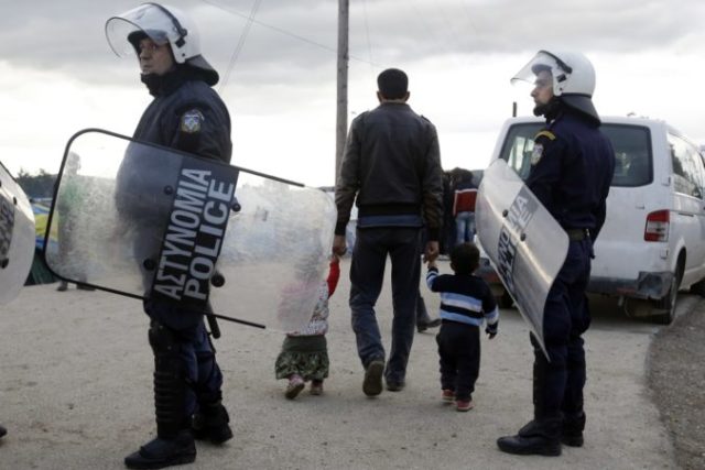 358441_greece_migrants cc685651198a45f58925df37f8fab4e7 676x451.jpg