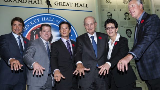 358493_teemu selanne mark recchi paul kariya jeremy jacobs danielle goyette a dave andreychuk 676x423.jpg