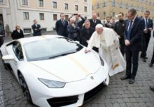 358662_vatican_pope_lamborghini_92758 65bcc460d330461a9e633b98893ae228 676x474.jpg