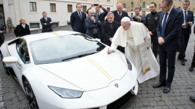 358662_vatican_pope_lamborghini_92758 65bcc460d330461a9e633b98893ae228 676x474.jpg