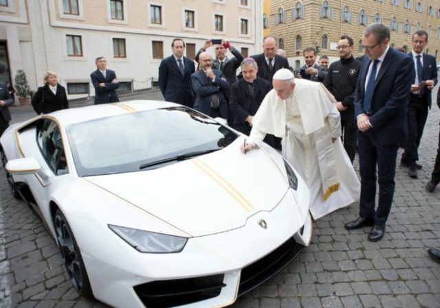 358662_vatican_pope_lamborghini_92758 65bcc460d330461a9e633b98893ae228 676x474.jpg
