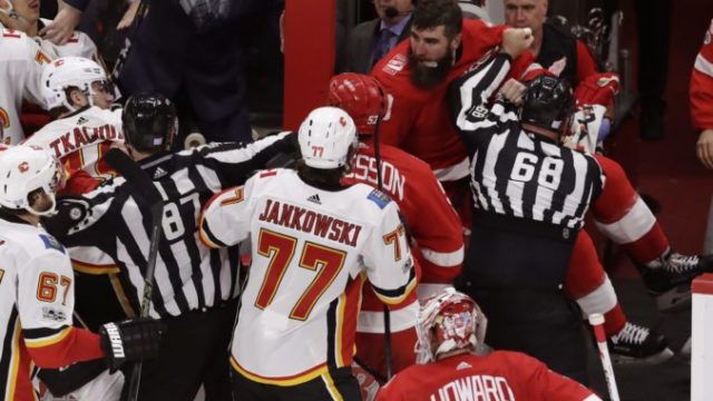 358820_flames_red_wings_hockey_61197 5ef8883b64984b2da88d8479f92fc4fc 676x431.jpg