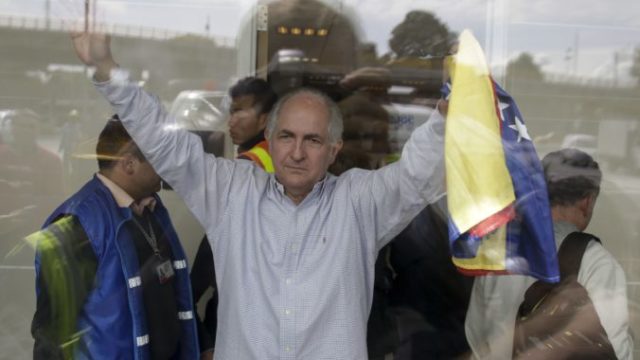358939_aptopix_venezuela_fugitive_mayor_14622 ed0dbdccd25e4bb58bf3c3a3b73ad191 676x451.jpg