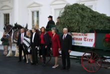 359207_white_house_christmas_73220 4a9c6ef1a0f4481dbd825a9a6fb99b1c 1 676x453.jpg