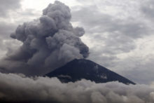 359947_aptopix_indonesia_bali_volcano_80811 5cf864e676b6403c8f8a1f8992bb11fd 676x451.jpg