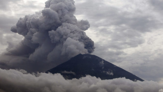 359947_aptopix_indonesia_bali_volcano_80811 5cf864e676b6403c8f8a1f8992bb11fd 676x451.jpg