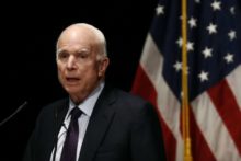 360059_americky republikansky senator john mccain 676x452.jpg