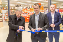 360567_novu predajnu otvoril starosta lubotice s. krajci a obchodny riaditel lidl m. simko 676x451.jpg