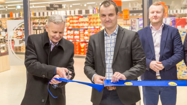 360567_novu predajnu otvoril starosta lubotice s. krajci a obchodny riaditel lidl m. simko 676x451.jpg