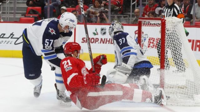 360800_jets_red_wings_hockey_71397 01a07a8710f24d7896a946599589dc6a 676x447.jpg