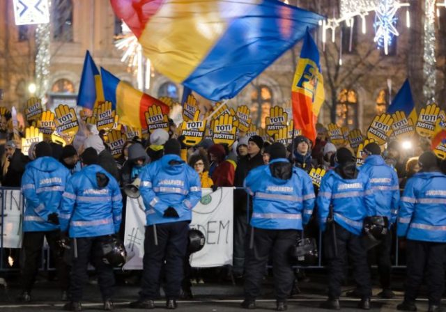 361323_romania_protests_29060 9cee9993fdce40dfafdab8aaa78b8559 676x473.jpg