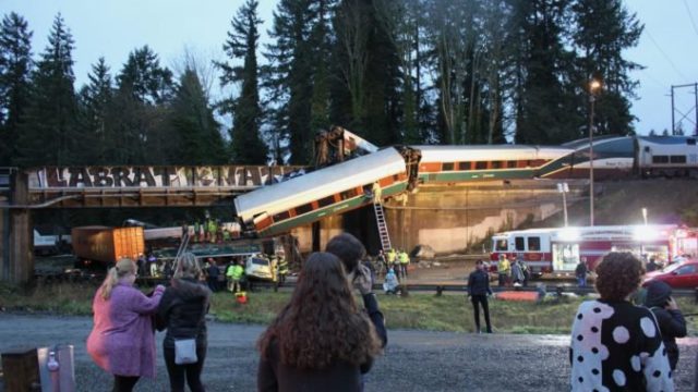 362191_train_derailment_washington_state_18295 02c5bb1d0bc64c10a20d427a909f2d6a 676x451.jpg