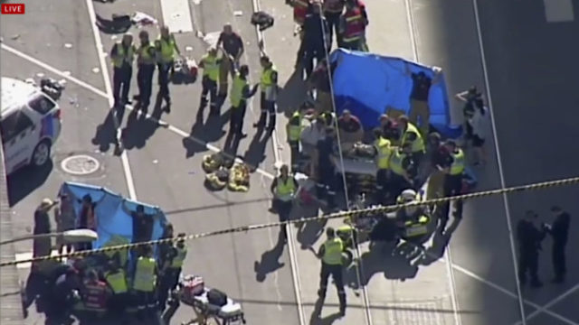 362450_australia_car_rams_crowd_17970 001faa20f5cd4c86924b94832ba63194 676x389.jpg