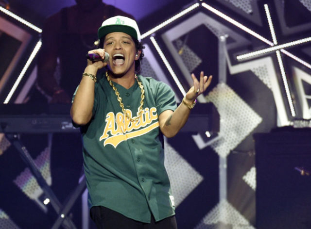 363011_people_bruno_mars_flint_water_64507 3f8dcc4c636b45cfa3db0cd268e8816c 676x499.jpg