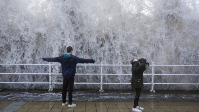 363310_britain_europe_storm_97034 3bfcb8ffce984bfbb1c77caf0669d5dc 676x455.jpg