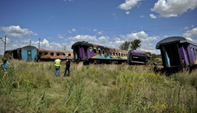 363376_south_africa_train_crash_33246 86c962e961b04168bd3cad840828a897 676x387.jpg