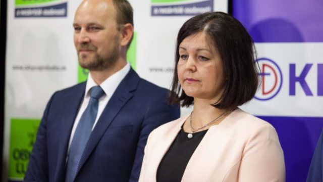 363429_jozef viskupic a erika jurinova 676x453.jpg