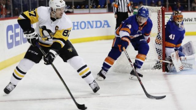 363508_thomas hickey sidney crosby jaroslav halak 676x450.jpg