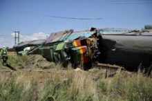 363790_south_africa_train_crash_73616 91390b268fc34447933a59c267569046 676x450.jpg