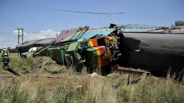 363790_south_africa_train_crash_73616 91390b268fc34447933a59c267569046 676x450.jpg