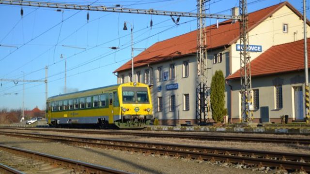 364009_vlak_rajka_rusovce 676x451.jpg