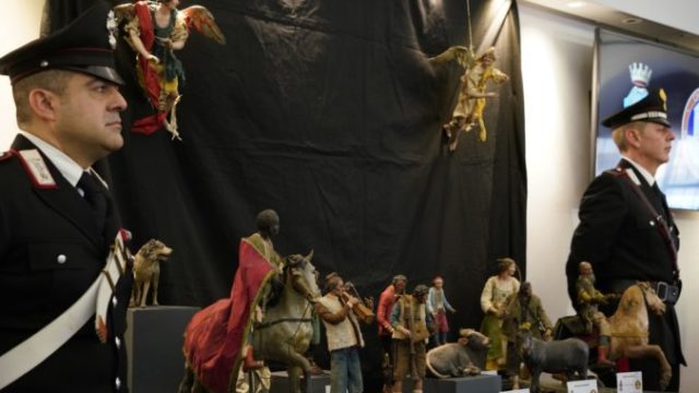 364117_correction_italy_stolen_nativity_59191 205b7141232940b68f3daa61bc056fbc 676x451.jpg