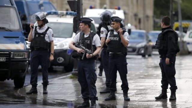 364531_policia pariz francuzsko 676x451.jpg