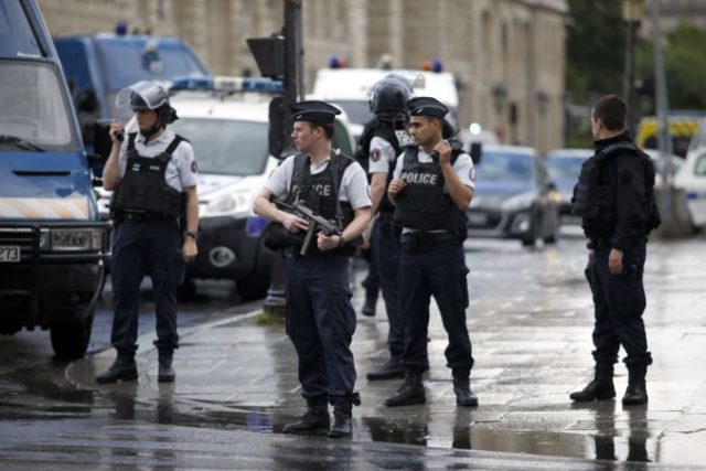 364531_policia pariz francuzsko 676x451.jpg