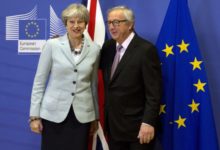 364580_jean claude juncker theresa mayova 676x461.jpg