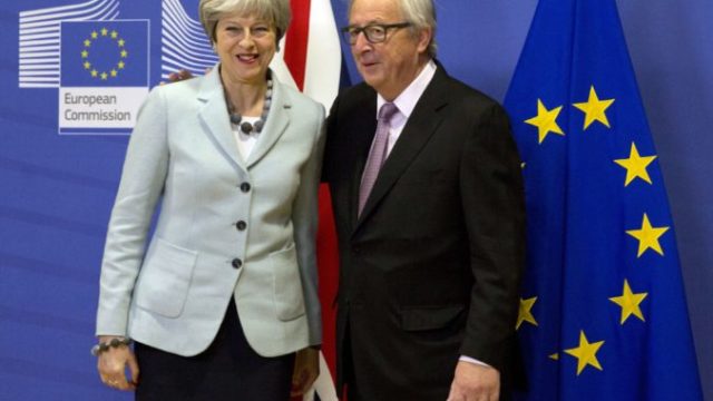 364580_jean claude juncker theresa mayova 676x461.jpg