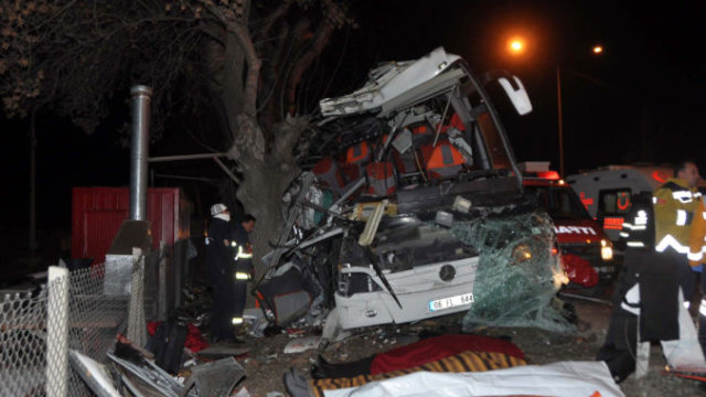 364921_turkey_bus_crash_12378 dbbf42a64d484a8490af72862b0e27bb 676x454.jpg