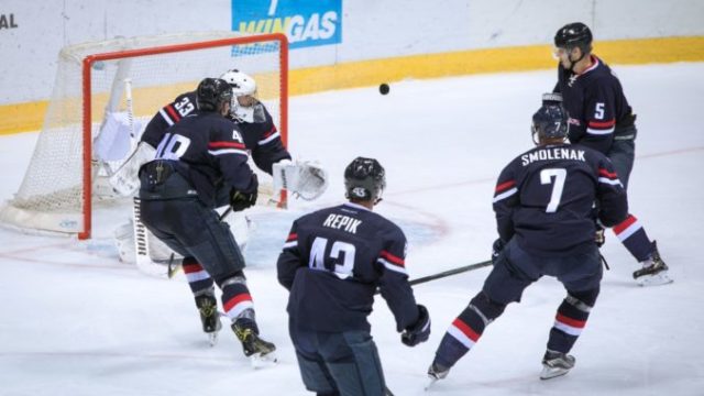 366079_hokejisti_slovan 676x451.jpg