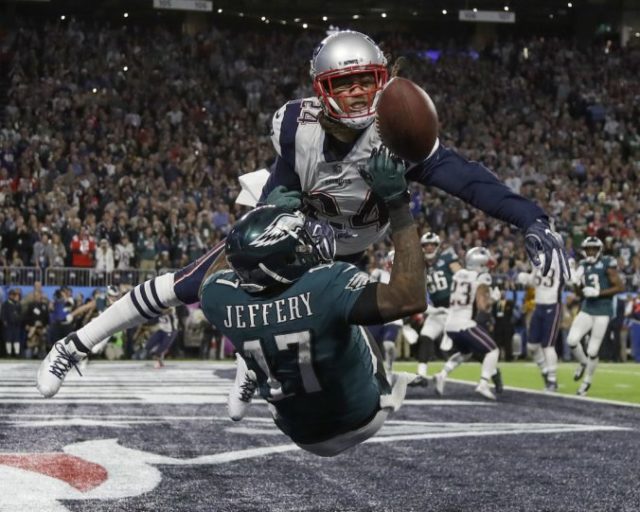 366463_stephon gilmore alshon jeffery 676x541.jpg