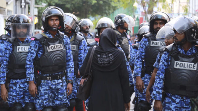 366556_maldives_prisoners_93788 91f45bd2d6a84a7faf5de6020bfcef78 676x399.jpg