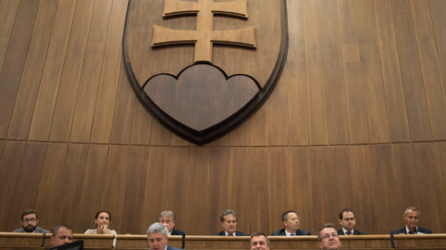 366595_parlament 676x451.jpg