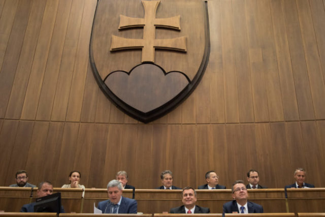 366595_parlament 676x451.jpg