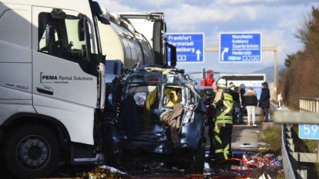 367279_germany_highway_crash_28841 0017fa3b5ee1473ead9d13e1dda8d460 676x508.jpg