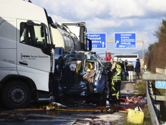 367279_germany_highway_crash_28841 0017fa3b5ee1473ead9d13e1dda8d460 676x508.jpg