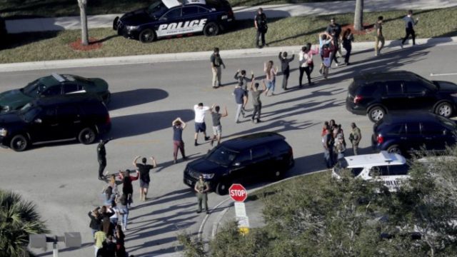 367544_school_shooting_florida_25185 e9e960ae6e0341b3ba2a05edacb03c50 676x439.jpg