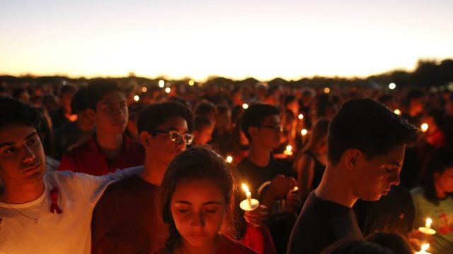 367695_school_shooting_florida_03913 abcebd1b554e40cbba9a4c5777be1ee0 676x451.jpg