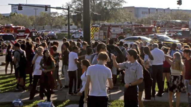 367739_school_shooting_florida_12198 5f951e87144849d09d39e0be3be08e48 676x451.jpg